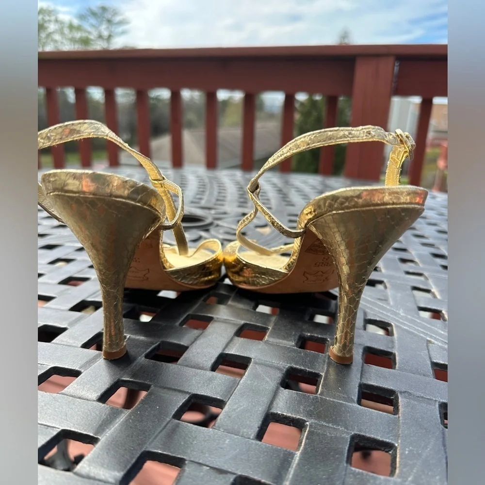Bcbgmaxazria gold snake skin print Sandler. Size 8